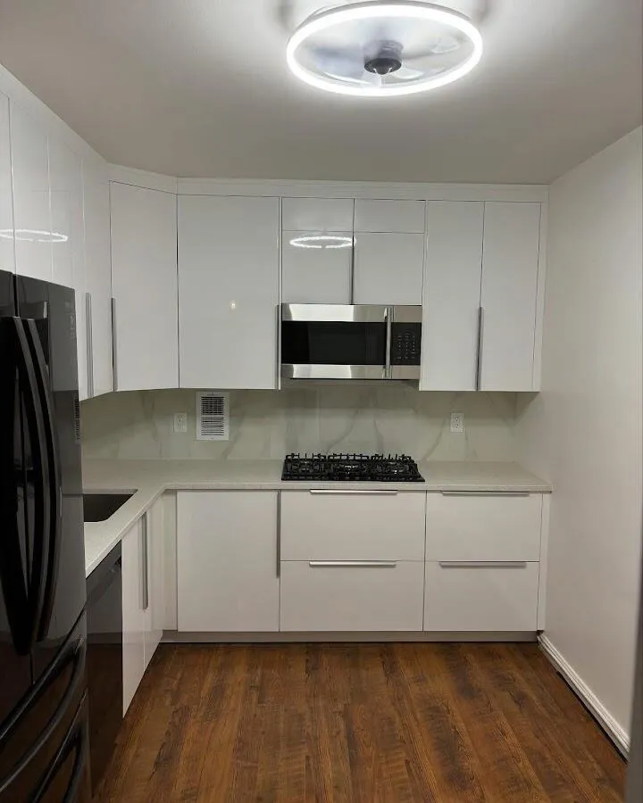 Renovated kitchen with quartz countertops in Hollywood